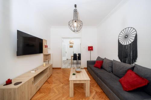 Palaio Faliro Apartment | Sunlit Urban Oasis in Vibrant Palaio Faliro