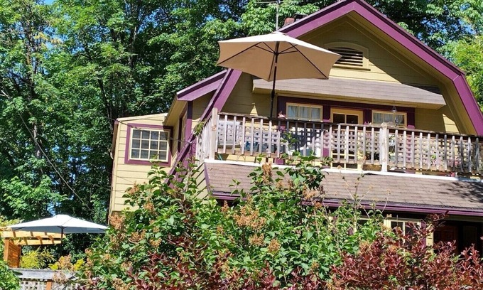 Portland Heights House | Sunny 1400 SQFT Dutch Colonial in Portland Heights - 5 min to downtown, NW 23rd