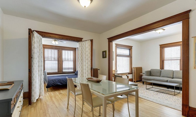 Powderhorn Park Apartment | Sunny 2 bedroom roost