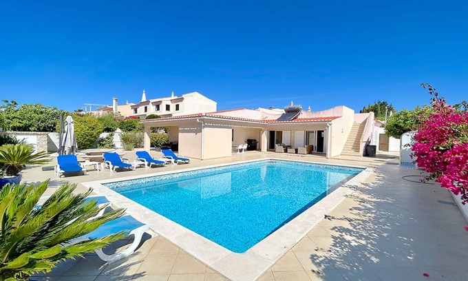 Funchal Villa | Sunny 3 Bedroom Villa w/Private Pool + WiFi + Walking distance to Amenities