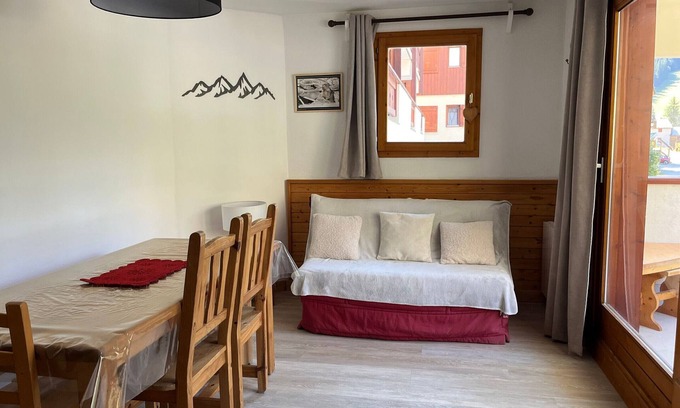 Pralognan-la-Vanoise Apartment | Sunny Apartment, Prime Location Near Shops and Cable Car