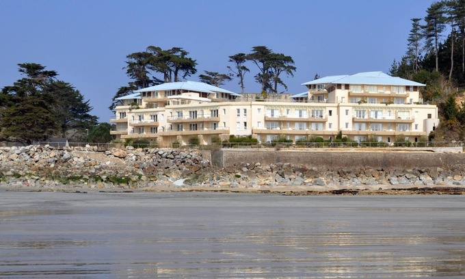 Morgat Apartment | Sunny apartment with magnificent views of Sea