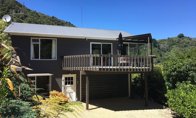 Te Mahia House | Sunny bach above secluded swimming beach