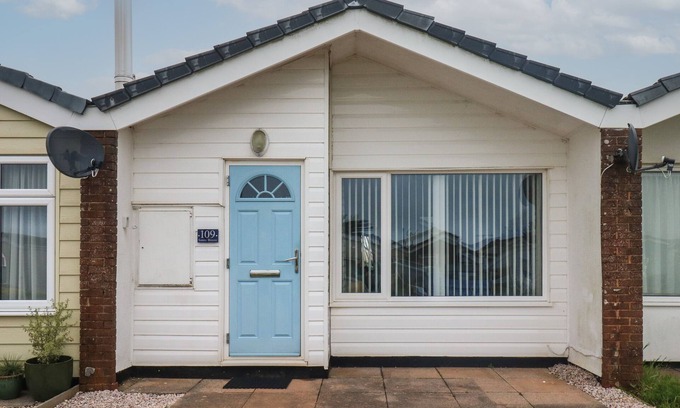 Malborough Cottage | SUNNY BREEZE, pet friendly, with a garden in Malborough