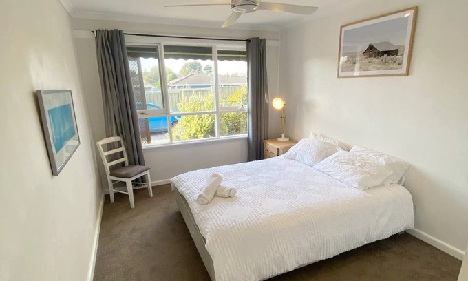 Frankston House | Sunny central stay, entire unit