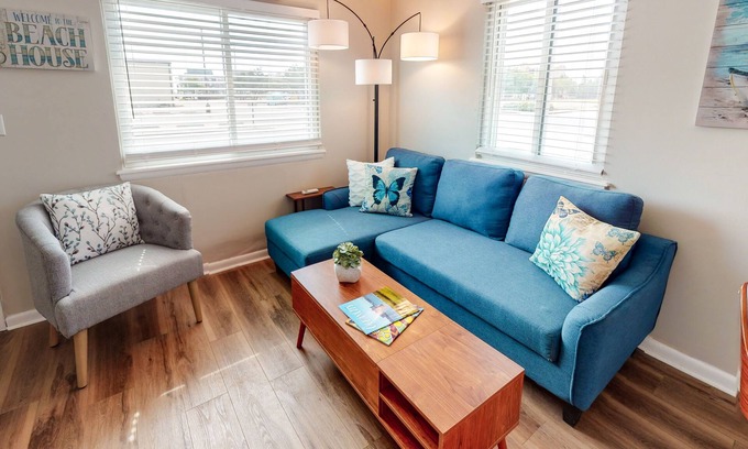 Caine Woods Condo | Sunny condo 2 blocks from beach with fast WiFi & W/D - dog-friendly