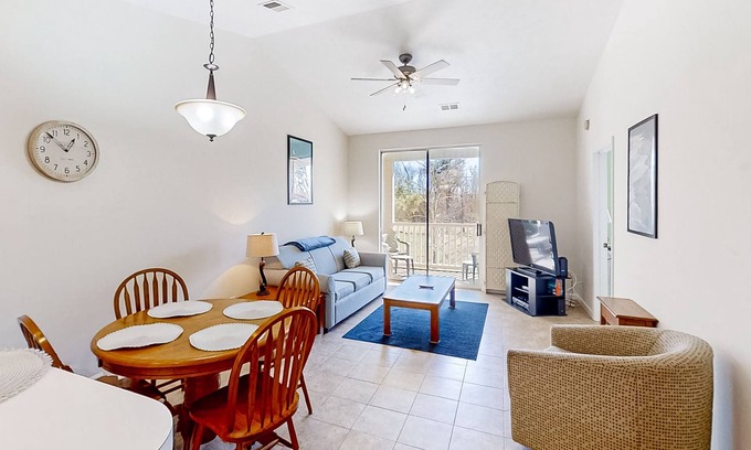 Carolina Forest Condo | Sunny condo with on-site pool, hot tub, & golf course - balcony, W/D, & AC
