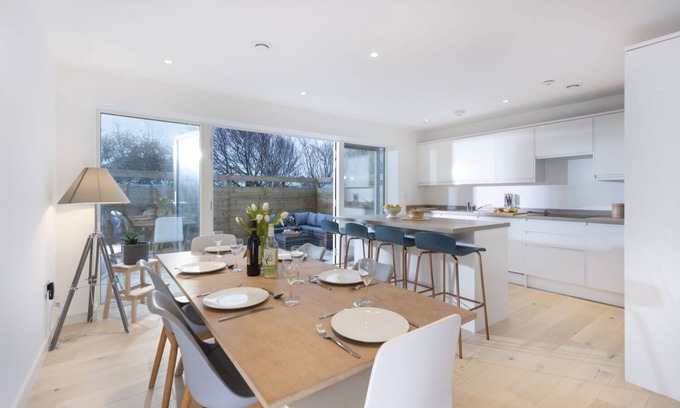Newquay City Centre House | Sunny Eco Home minutes from the beach in Newquay