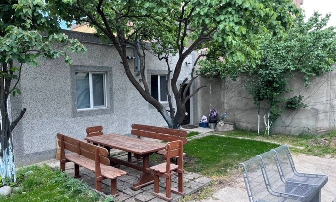 Yerevan House | Sunny Garden - Charming 4-bedroom Guest House with AC and WiFi in Yerevan