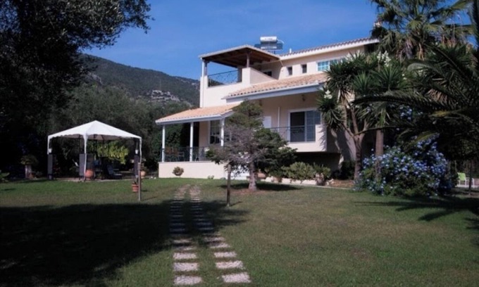 Plataria Villa | Sunny garden villa