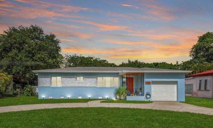 North Miami House | Sunny Haven Retreat in N.Miami— short drive to Beaches