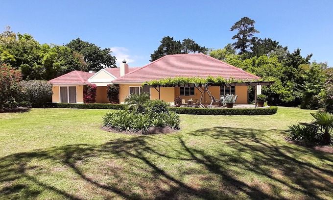 Somerset West House | Sunny holiday home to relax, large garden, pool and Helderberg view