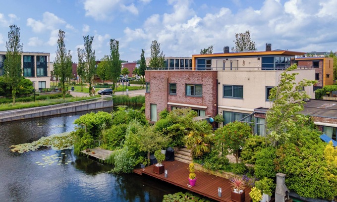 Alkmaar House | Sunny holiday home by the water