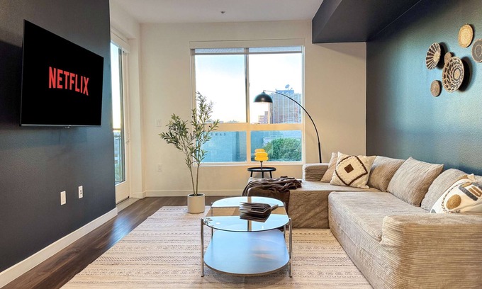 Beverly Hills Apartment | Sunny Home in Mid-Hollywood (Pool + Free Parking) 10min to Universal Studios