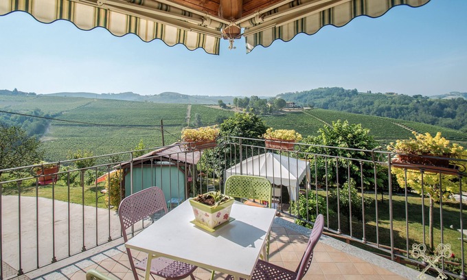 Diano d'Alba Apartment | Sunny House elegant house with terrace