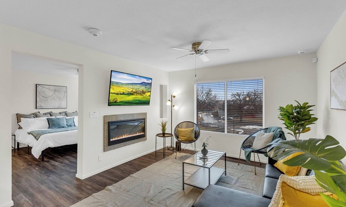 Overland Park Apartment | Sunny Loft Free Parking WiFi Open Concept Peaceful in Overland Park w/Workspace