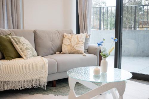Lyneham Apartment | Sunny Lyneham Stay, Courtyard, Gym n Parking
