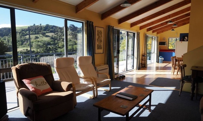 Akaroa House | Sunny, modern, private hilltop holiday home