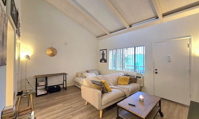 NoHo Arts District Apartment | Sunny Noho Loft Studio W/WiFi, AC & Cozy Bed in Prime Location!