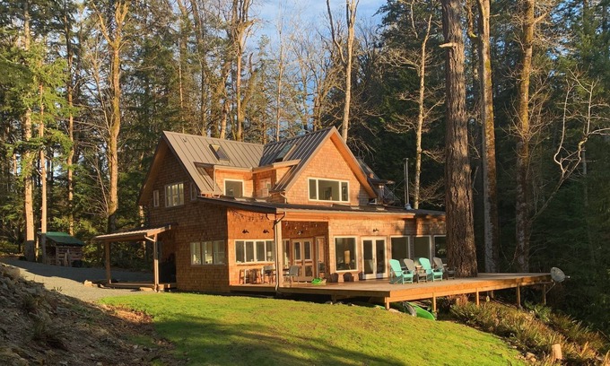 Quadra Island House | Sunny Ocean Front Beach House