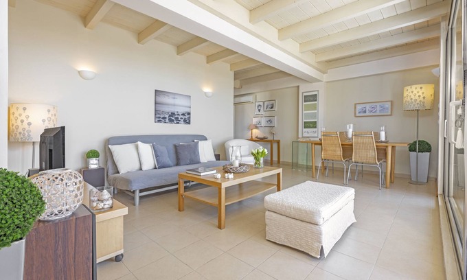 Petaloudes Apartment | Sunny Penthouse & Modern Amenities ★ Sea View ★