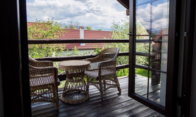 Cartisoara Ski Chalet | sunny rooms with soft beds, ideal for lazy afternoons and silent nights