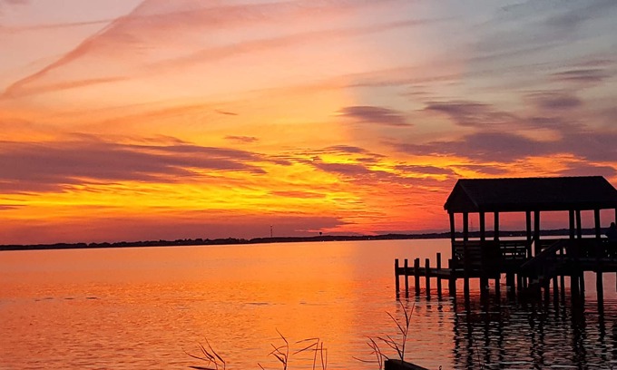 Nags Head House | Sunny's Spot - Cozy Soundside Villa - Hot tub, Beach Club, golf access