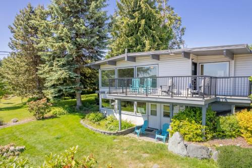 Freeland House | Sunny Side Island Retreat by AvantStay Backyard