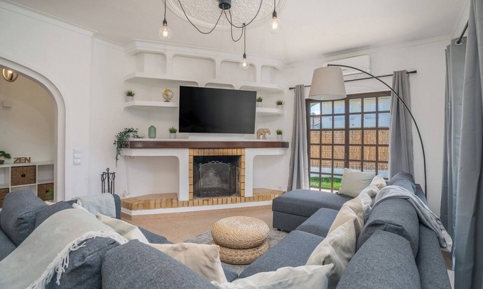 Lagoa e Carvoeiro House | Sunny Spacious House | Terrace and Free Parking
