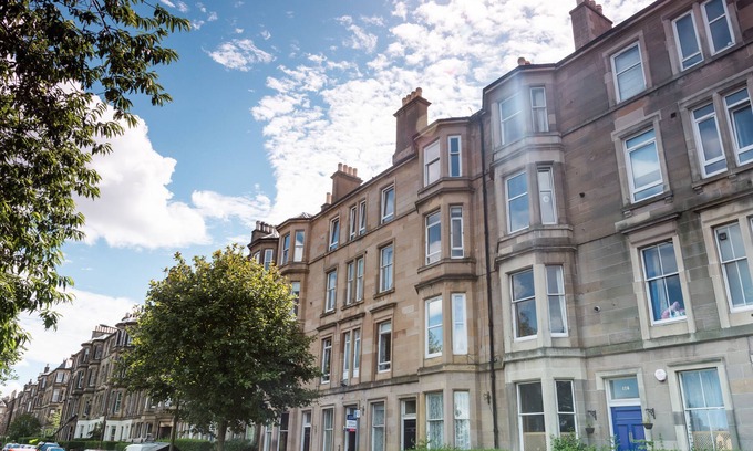 Leith Apartment | Sunny Spacious Quiet City Centre 1 Bed Apt with Park View and Kids Play Area.