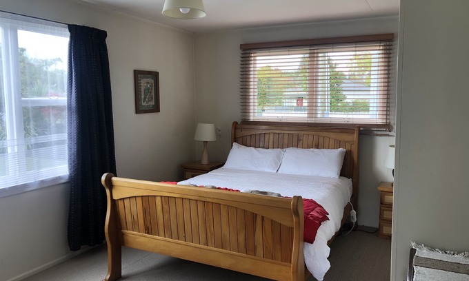 Geraldine House | Sunny spacious well equipped home in Geraldine
