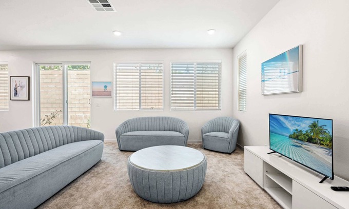 Westmont House | Sunny & Stylish Near LA 4BR Home w Desks & Lounge