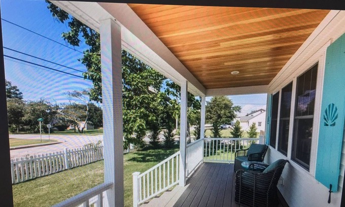 Misquamicut House | SUNNY SUMMER HOME /2 BLOCKS FROM THE BEACH /SPACIOUS YARD