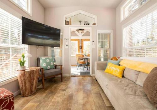 Woodland Park Apartment | Sunny Tiny Haven BBQ Fresh Vibes & Peak Views