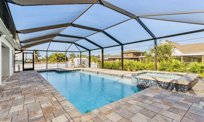 San Carlos Park House | SunnyBeach Luxury Vacation House*Pool*Spa*Central Location