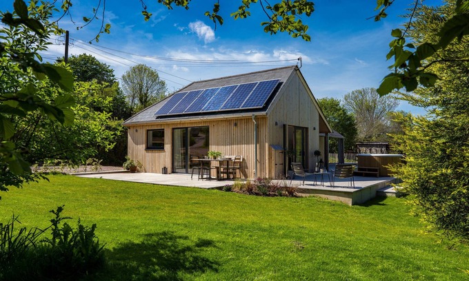 Shaldon Ski Chalet | Sunnybrook - Carbon Neutral, Woodfired Hottub, near beach