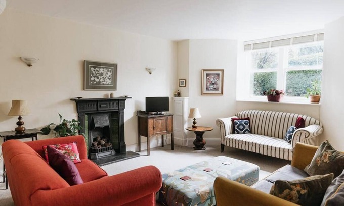 Kendal Apartment | SUNNYSIDE APARTMENT/SPACIOUS 2 BEDROOM ACCOMMODATION LOCATED IN KENDAL WITHIN