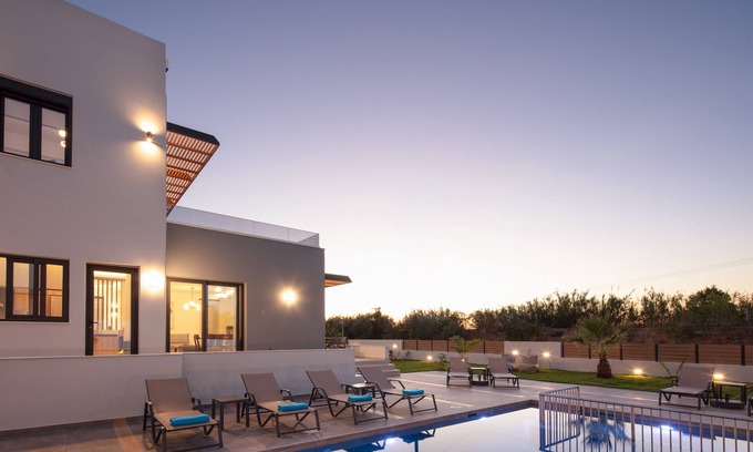 Pigianos Kampos Villa | Sunnyside Villa I, Just Steps to the Beach
