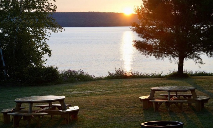 Munising Resort | Sunrise Bay Cottages: Rustic elegance for 32 people in 5 luxury cottages.