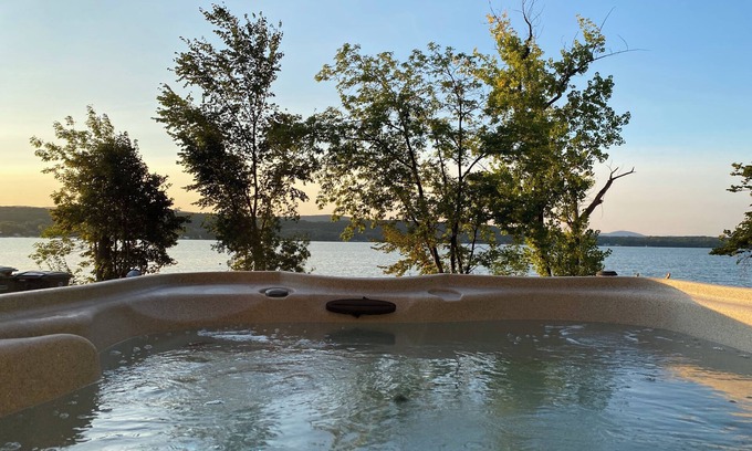 St. Albans House | Sunrise Lake House, Comfort-Hot Tub-Beach!