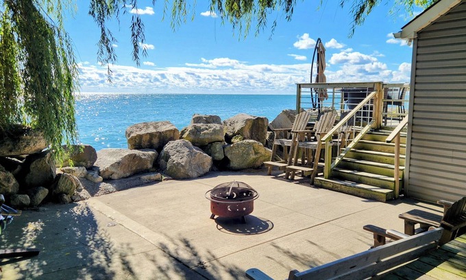 Leamington Cottage | Sunrise Retreat - Lakefront Cottage w/Hot Tub