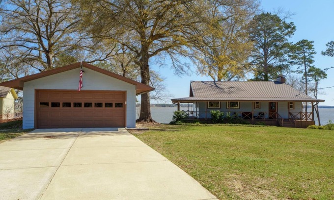 Abbeville House | Sunrise Retreat, Sunrise Retreat- Lakefront Getaway on Lake Eufaula