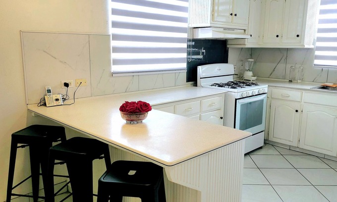 West Coast House | SUNSEEKERS - Spacious, newly renovated family home, close to airport & beach