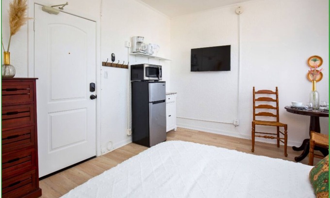Rampart Village Apartment | Sunset Bliss: Stylish Home in DTLA!