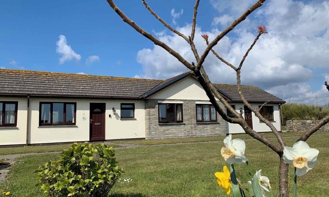 Helston House | Sunset Cottage - 2 Bedrooms & 2 Loos Lizard Base Sleeps 4