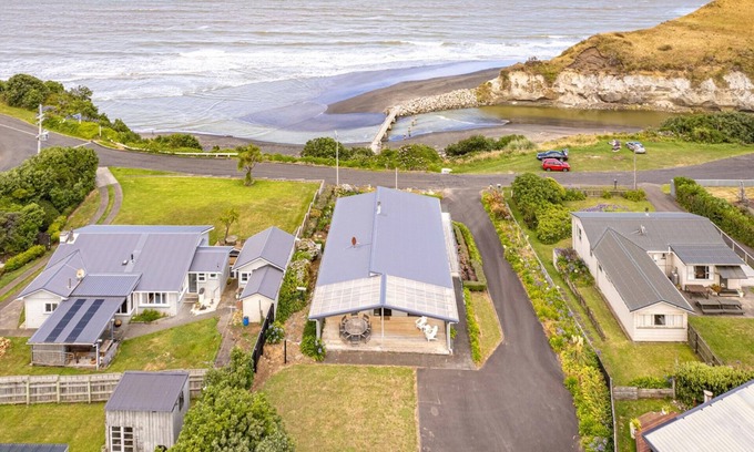 Kai Iwi House | Sunset Escape - Stunning Beachfront Views