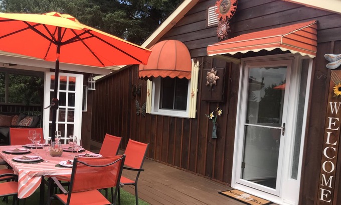 Dunsford Cottage | Sunset Garden ,beautiful lake, sunset views, perennial gardens