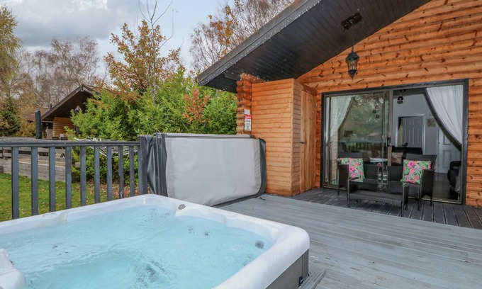 Tattershall Cottage | SUNSET LODGE, pet friendly, with hot tub in Tattershall