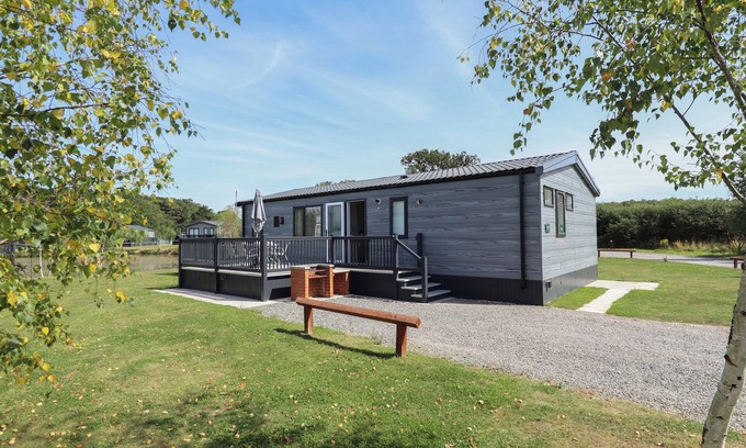 Woodhall Spa Cottage | SUNSET LODGE, pet friendly, with hot tub in Woodhall Spa