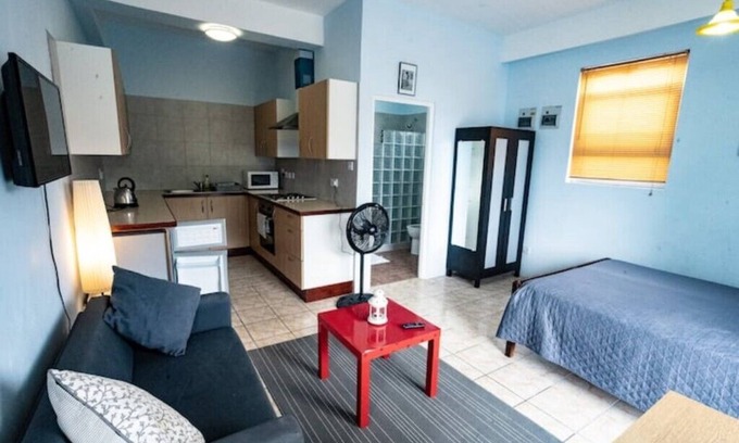 Victoria Apartment | Sunset Plaza Apartments 2